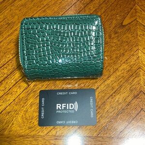 BRAND NEW…..Solid Alligator Green Color Women’s RFID PROTECTED  Wallet